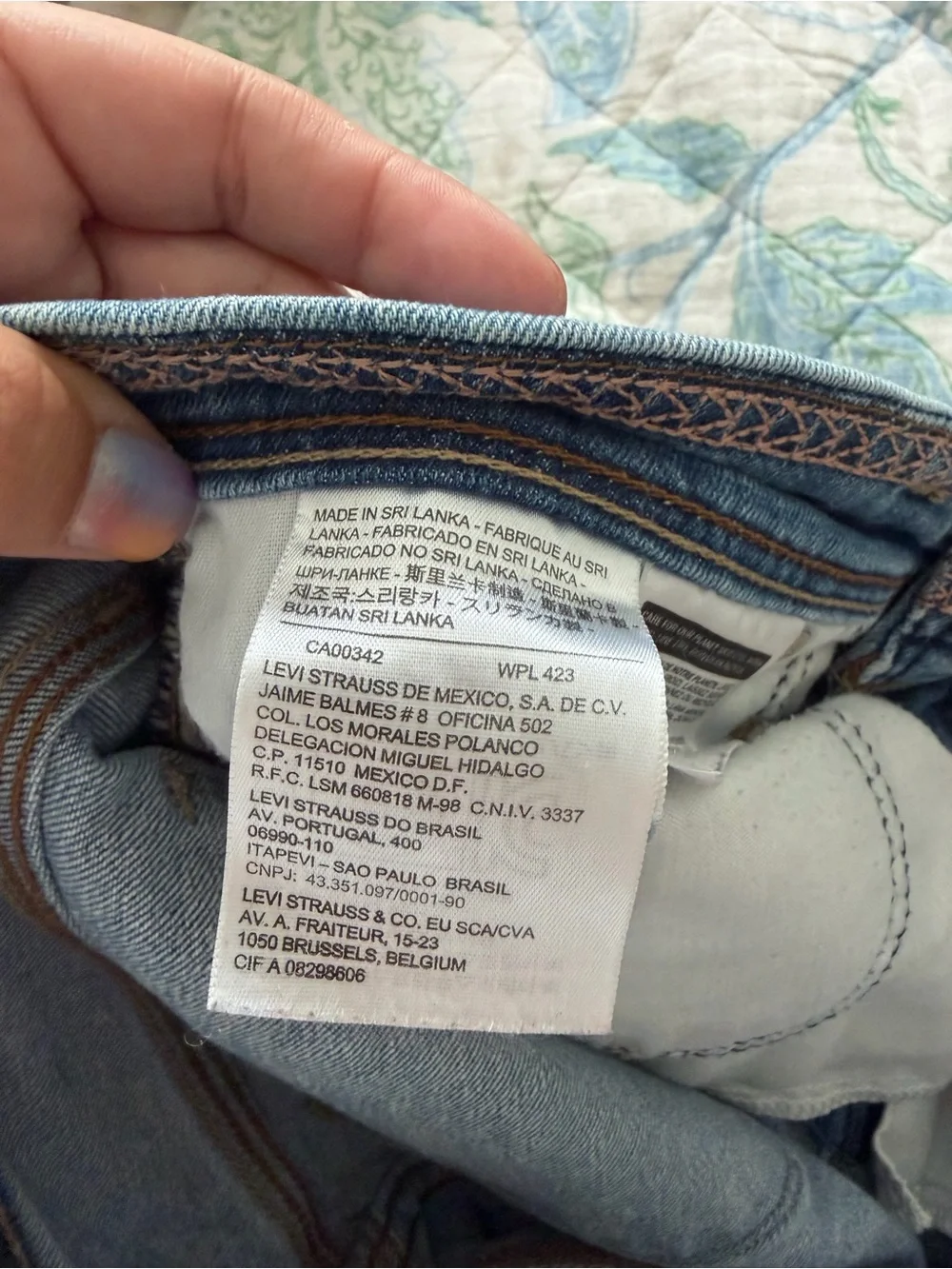Levi's blue classic mid length denim shorts size 4